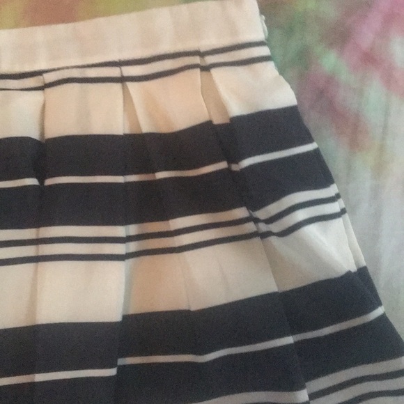 Striped & pleated bubble skirt size 6 - Picture 2 of 3